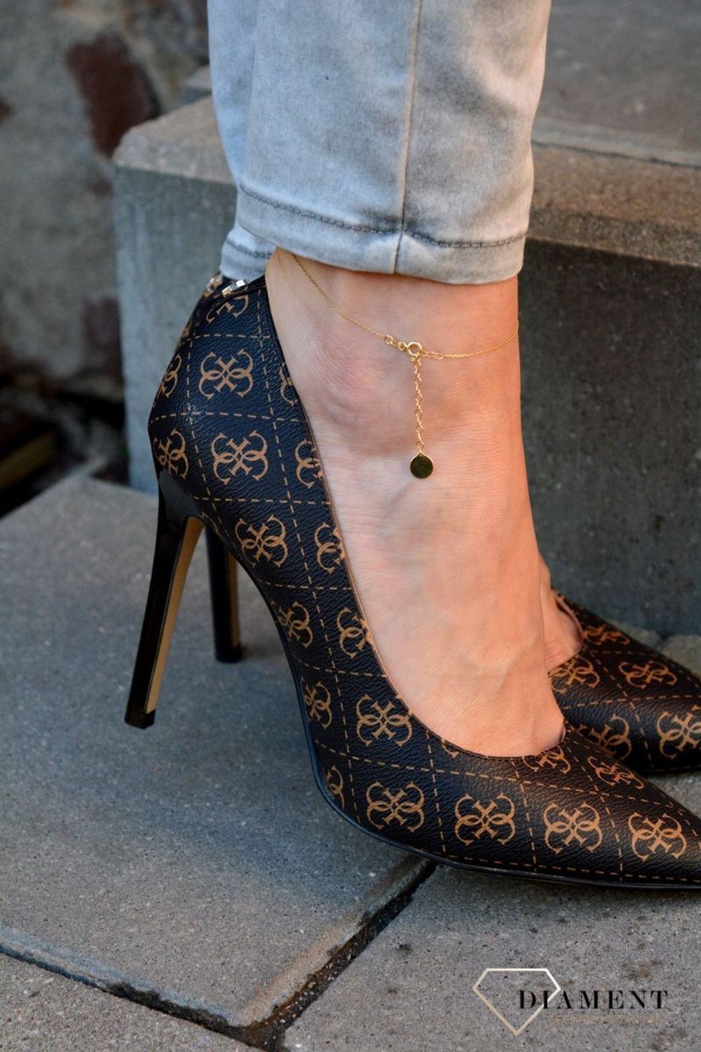 Złota bransoletka na nogę zakończona okrągłą blaszką BR 4629.jpg